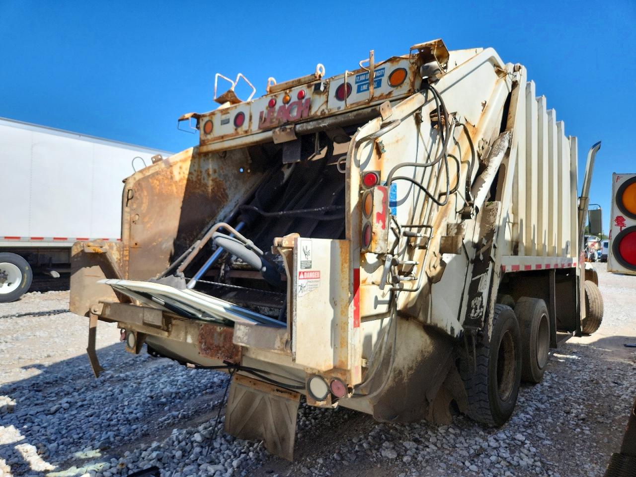 1FVABXBS81HH58362 · 2001 FREIGHTLINER FL-80 · 4/10