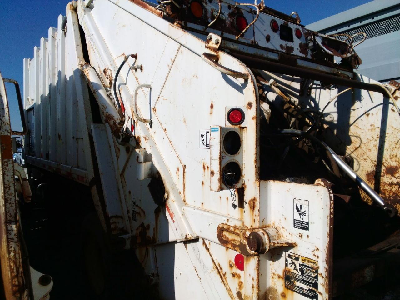 1FVABXBS41HJ95243 · 2001 FREIGHTLINER FL80 · 3/10