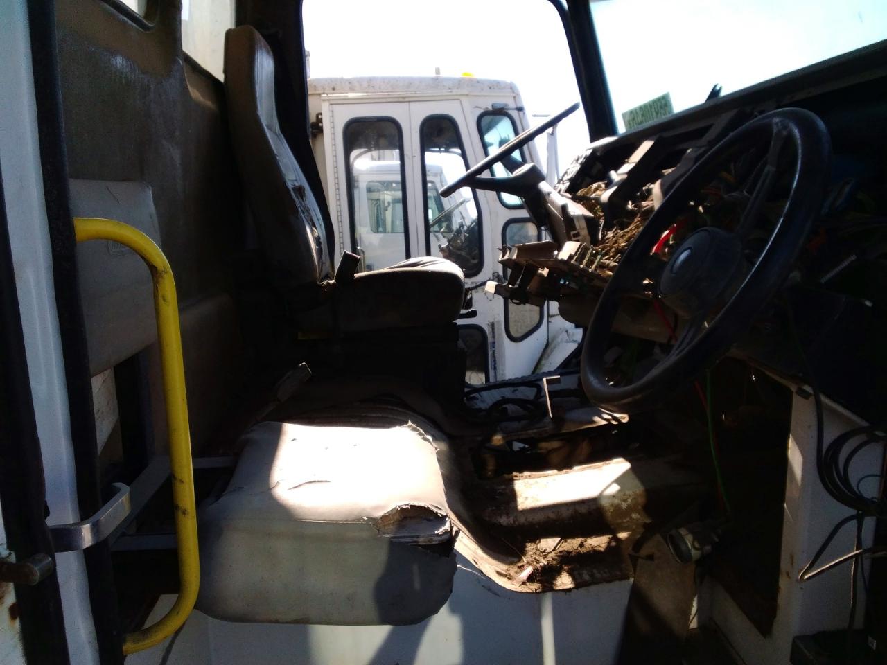 1FVABXBS41HJ95243 · 2001 FREIGHTLINER FL80 · 5/10