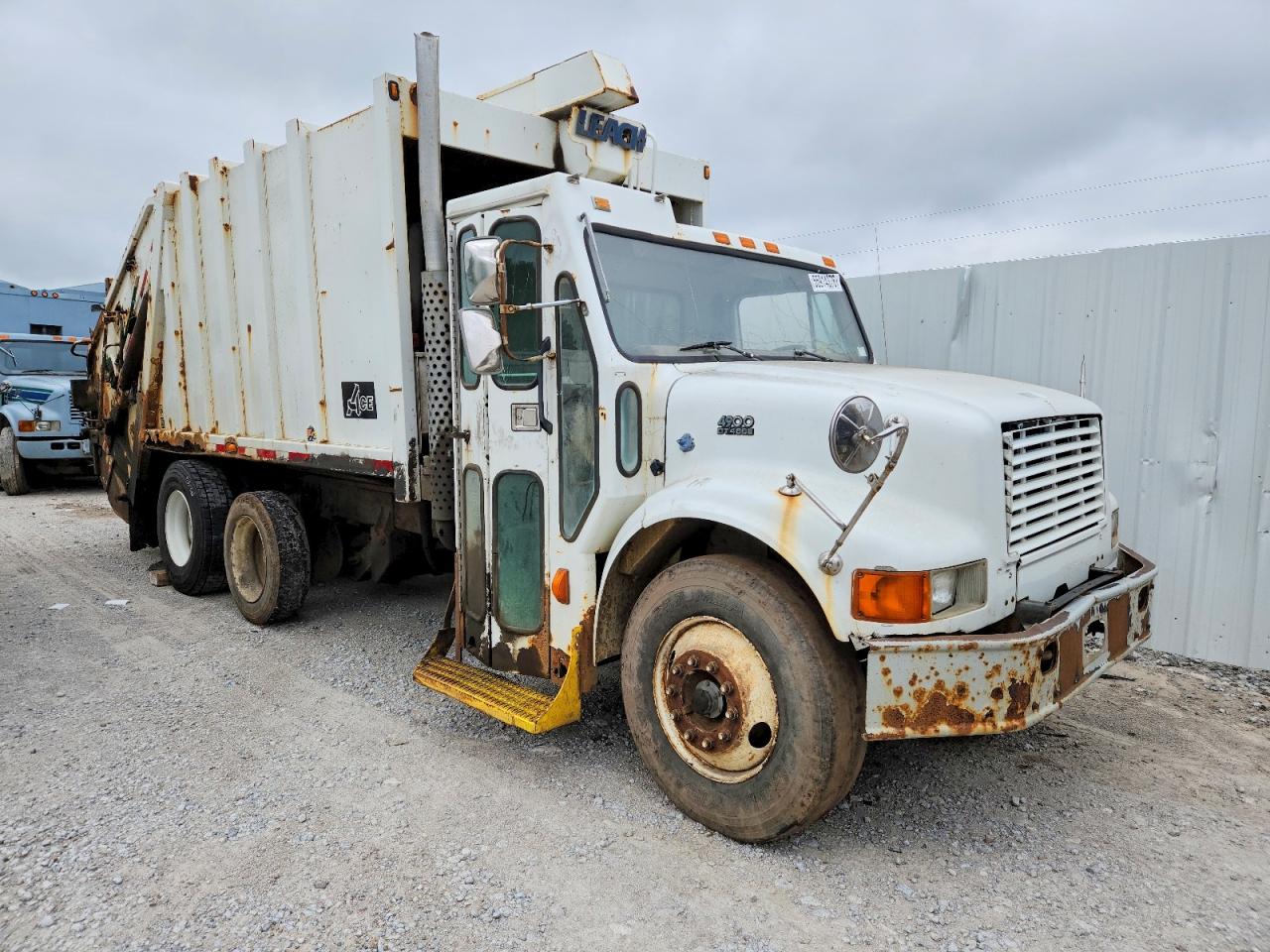 1HTSDAAR3YH230387 · 2000 INTERNATIONAL 4900
