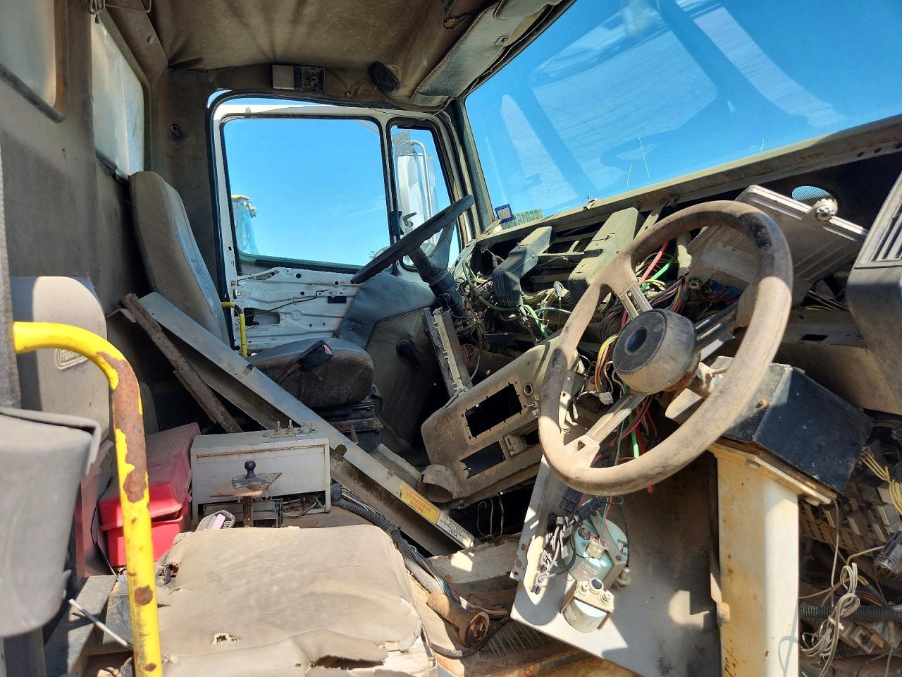 1FVABTCS94HM51677 · 2004 FREIGHTLINER FL70 · 5/10