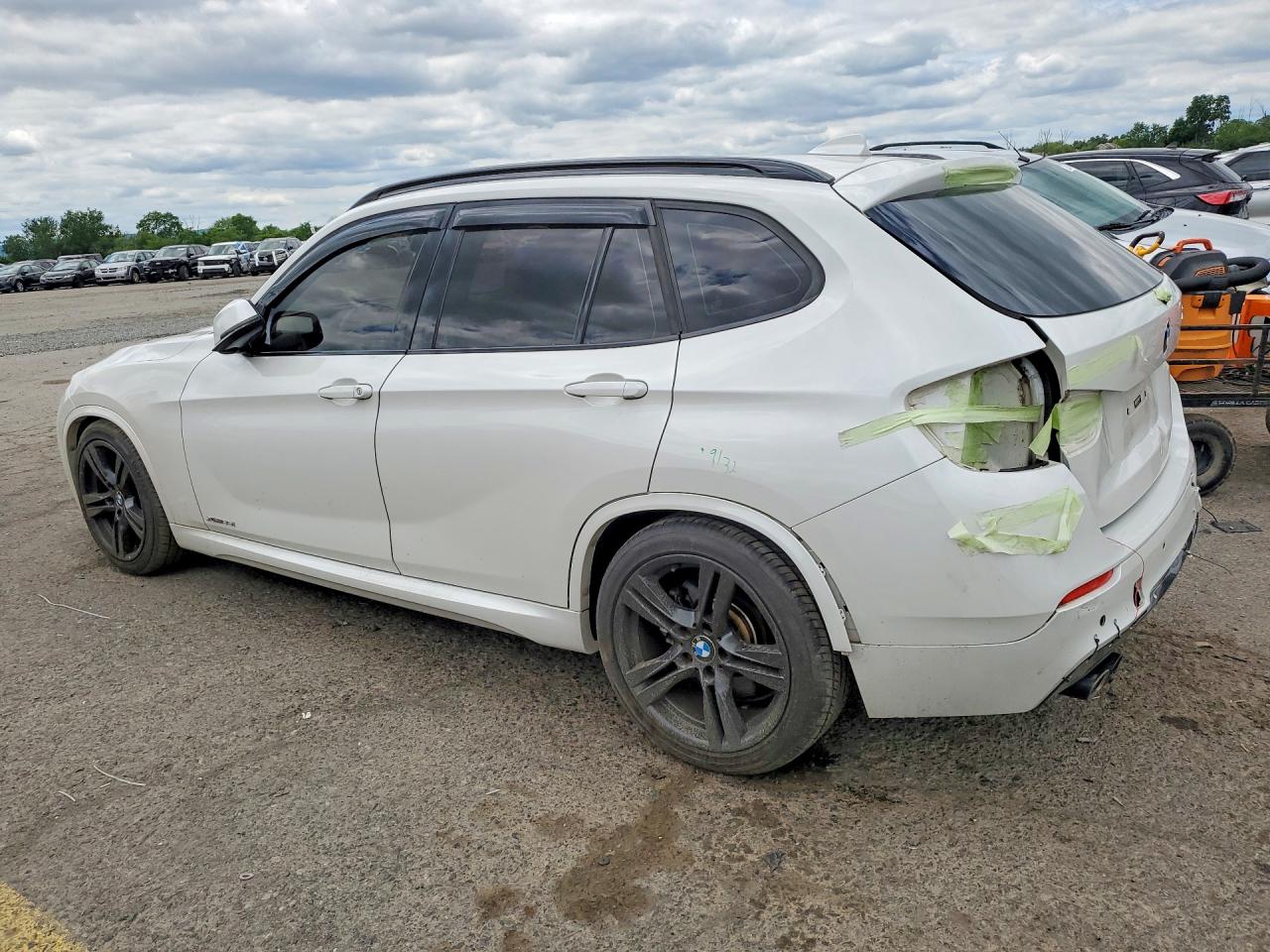 WBAVM5C53FVV94431 · 2015 BMW X1 · 2/14