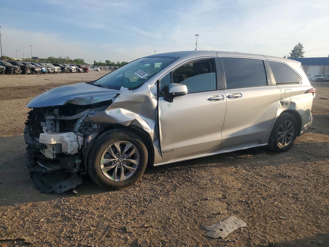 5TDKSKFC9MS028043 · 2021 TOYOTA SIENNA