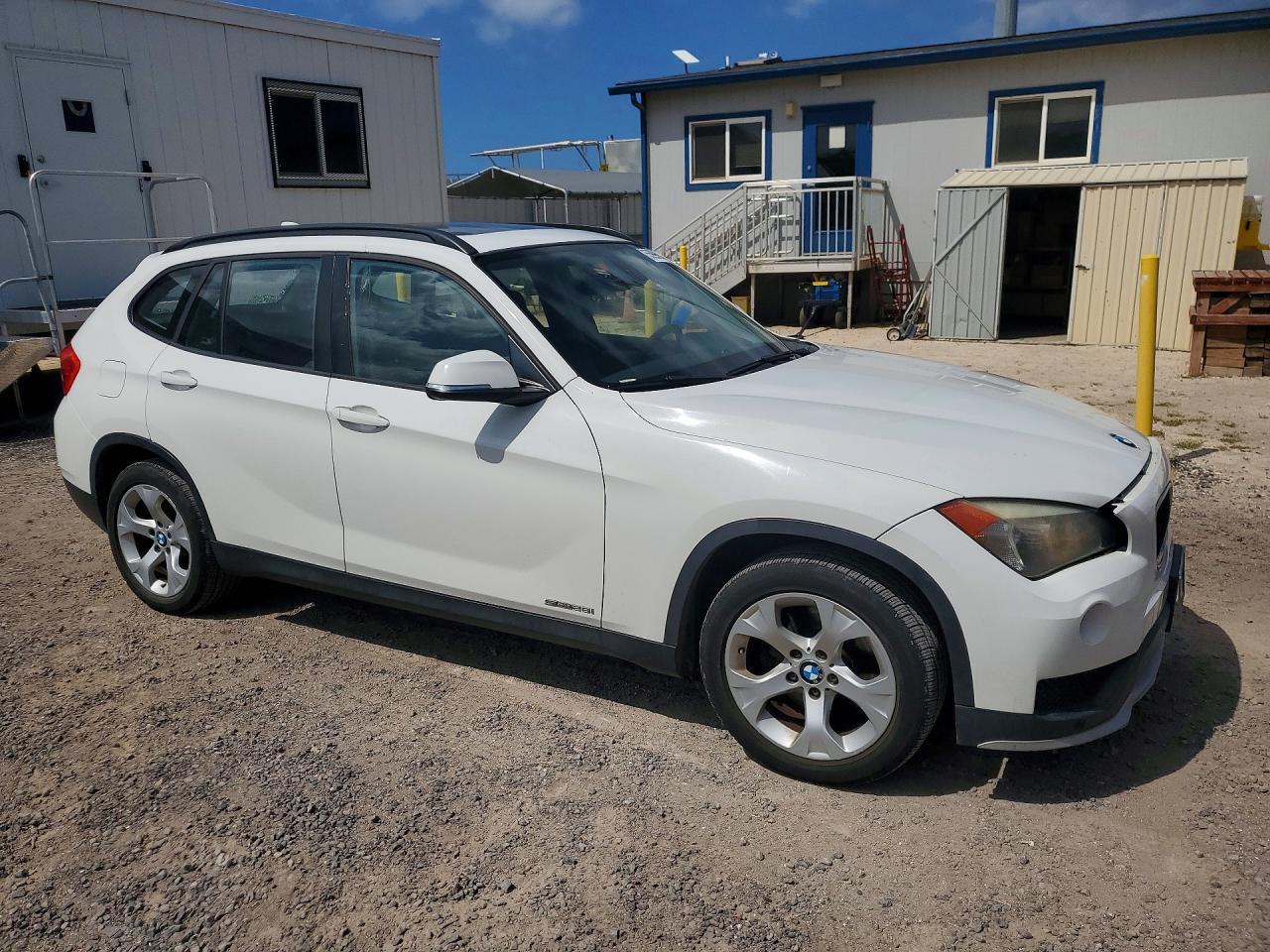 WBAVM1C53FV317805 · 2015 BMW X1 · 4/13