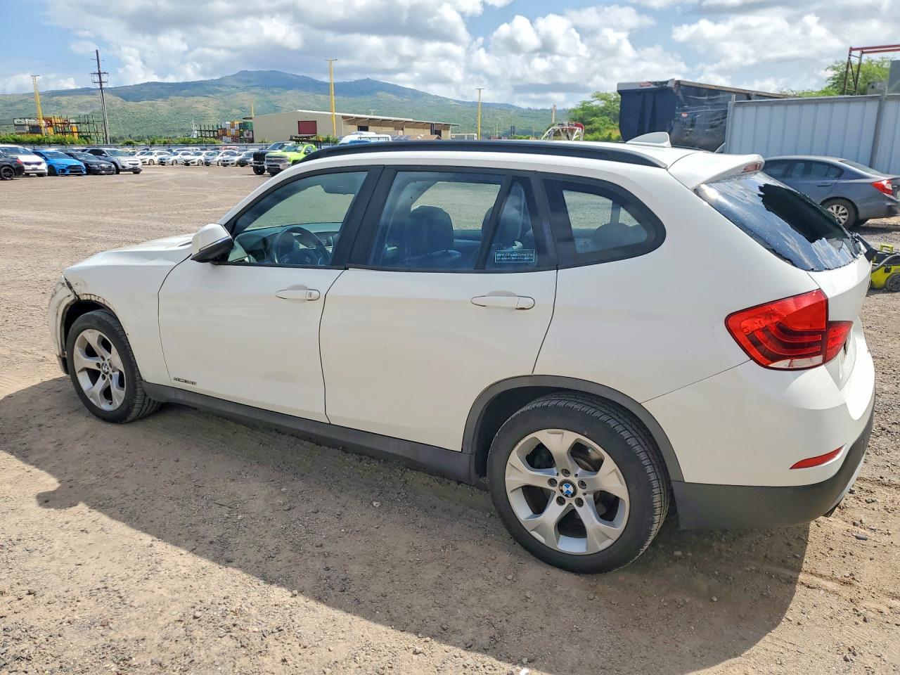 WBAVM1C53FV317805 · 2015 BMW X1 · 2/13