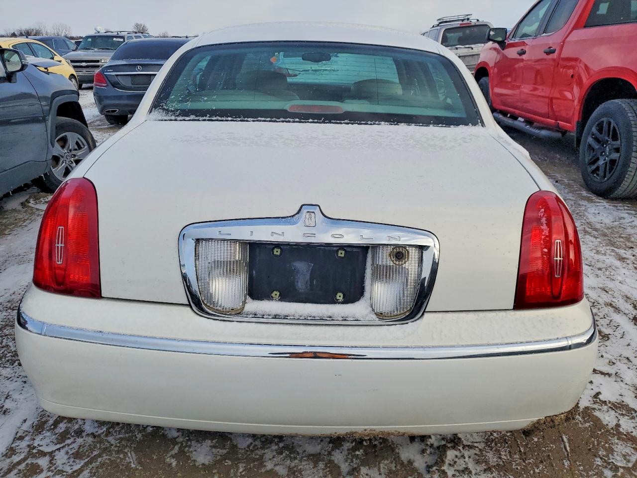 1LNFM82W3WY665592 · 1998 LINCOLN TOWN CAR · 6/12