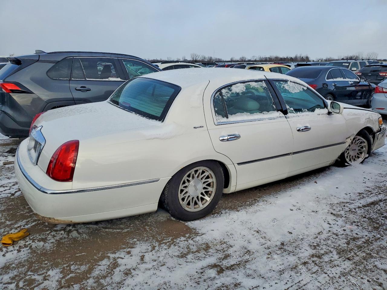 1LNFM82W3WY665592 · 1998 LINCOLN TOWN CAR · 3/12