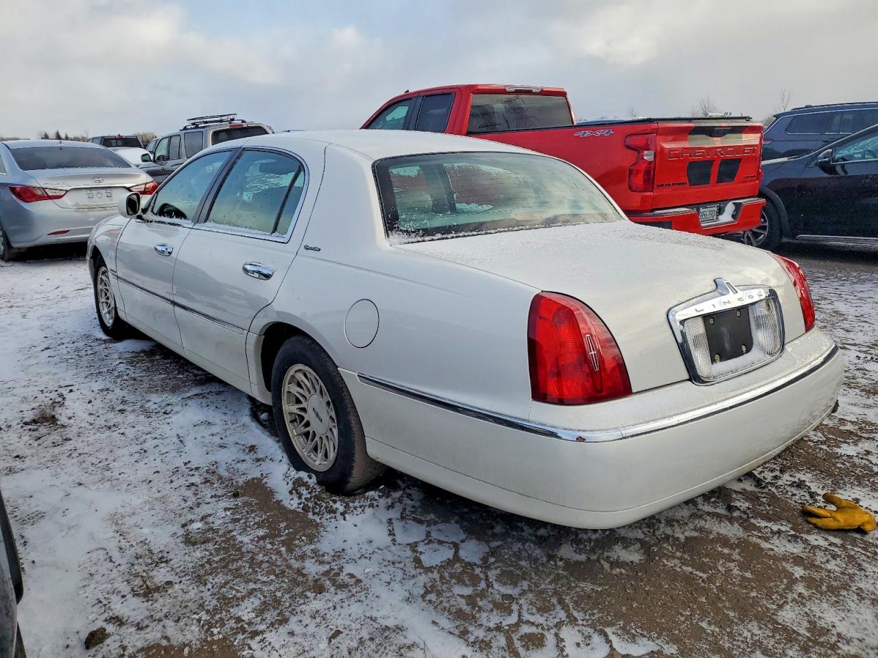 1LNFM82W3WY665592 · 1998 LINCOLN TOWN CAR · 2/12