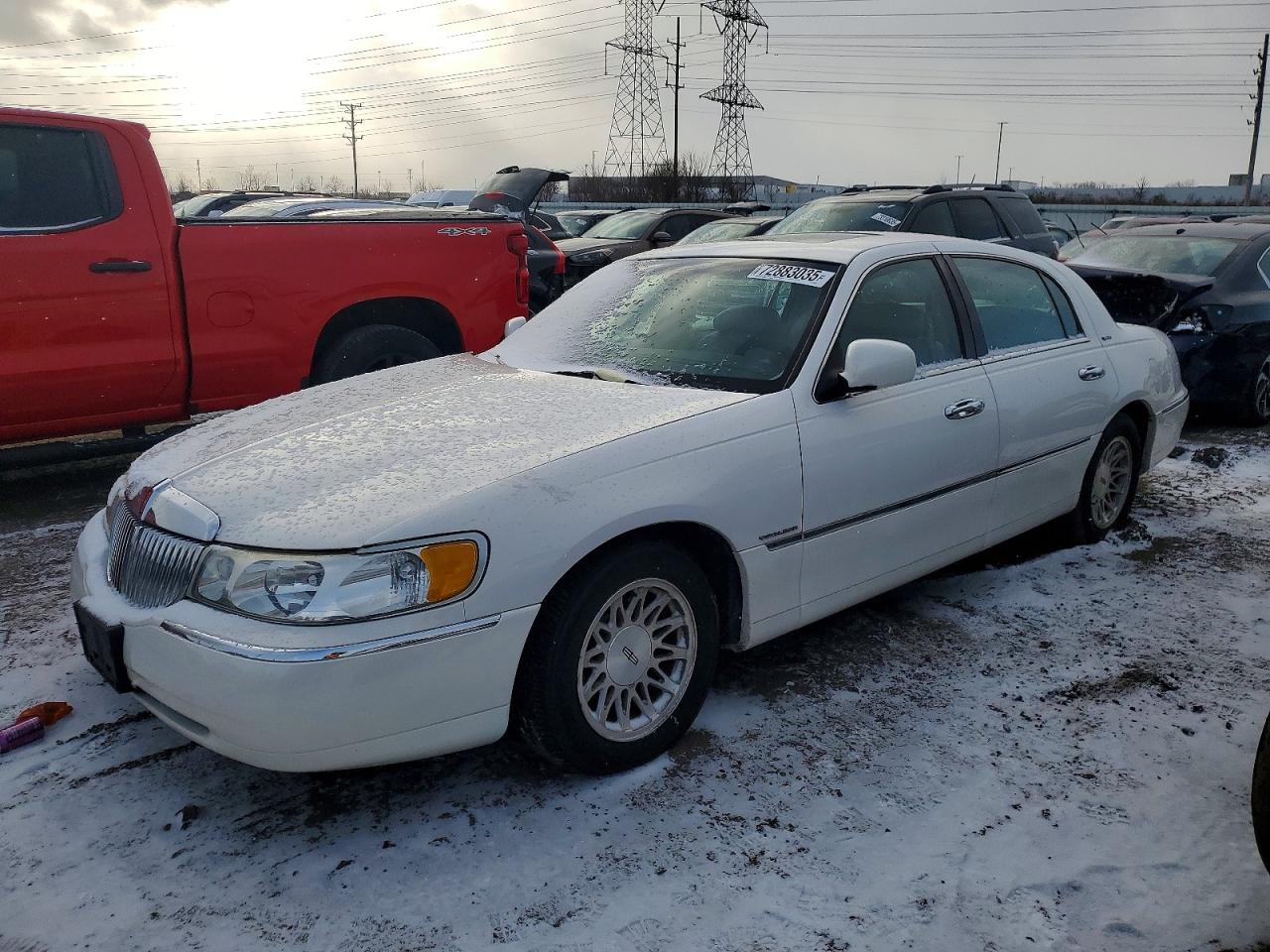 1LNFM82W3WY665592 · 1998 LINCOLN TOWN CAR