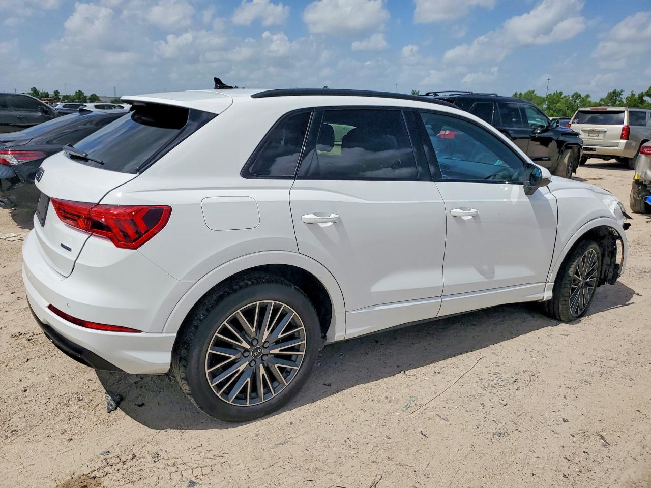 WA1AUCF32R1085274 · 2024 AUDI Q3 · 3/13