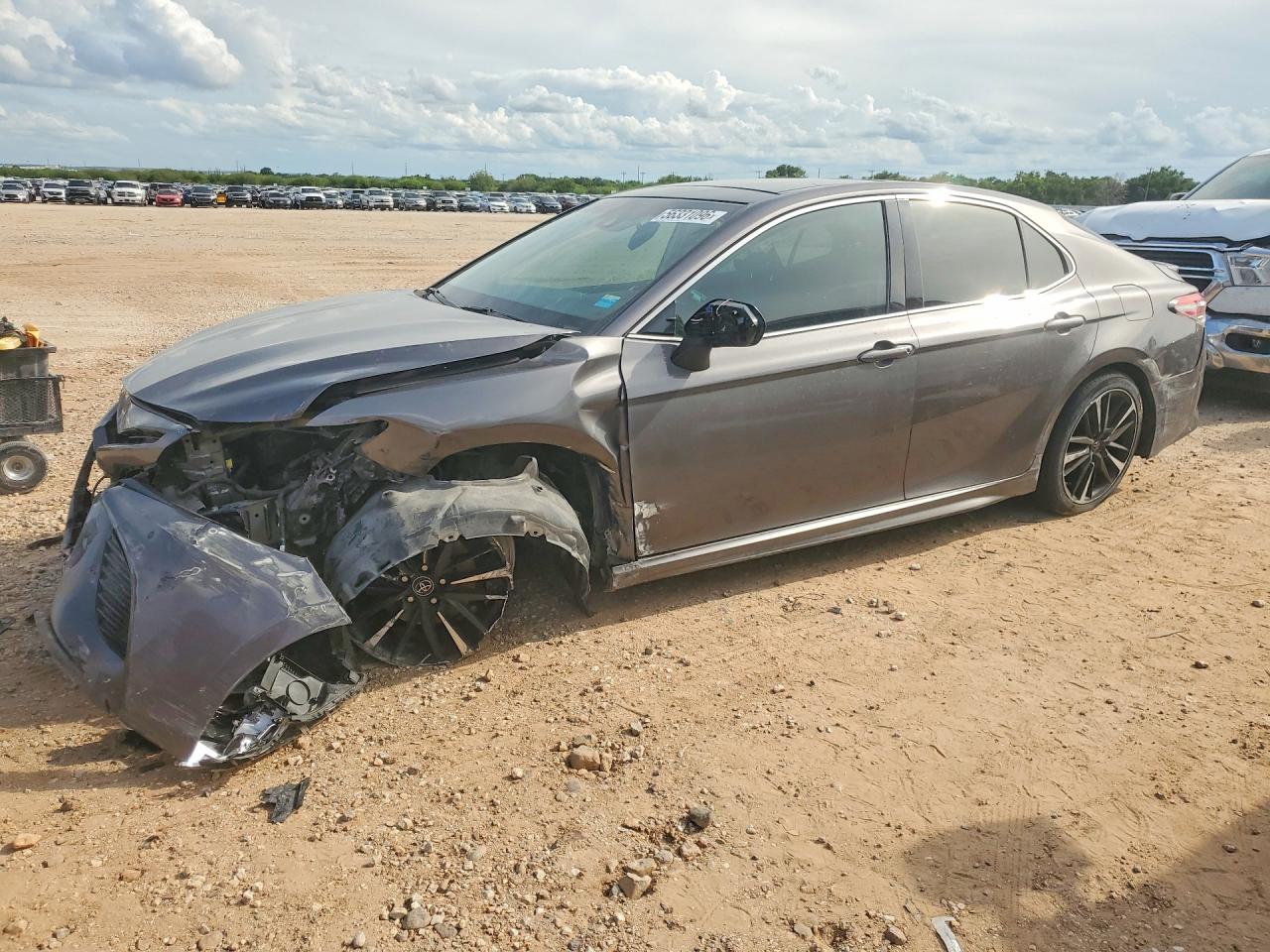 4T1B61HK9JU090242 · 2018 TOYOTA CAMRY