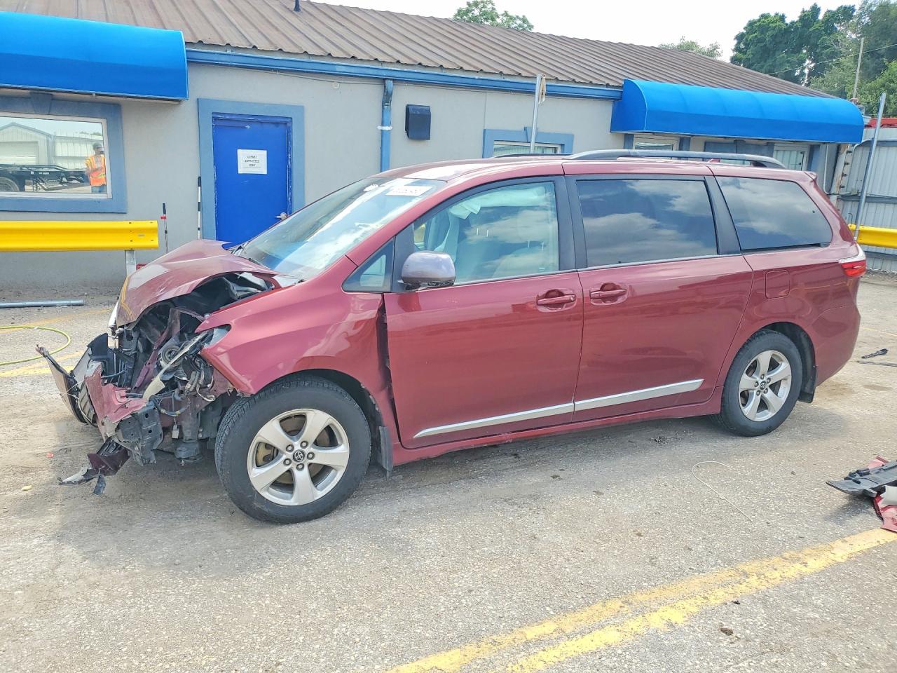 5TDKZ3DCXJS927302 · 2018 TOYOTA SIENNA