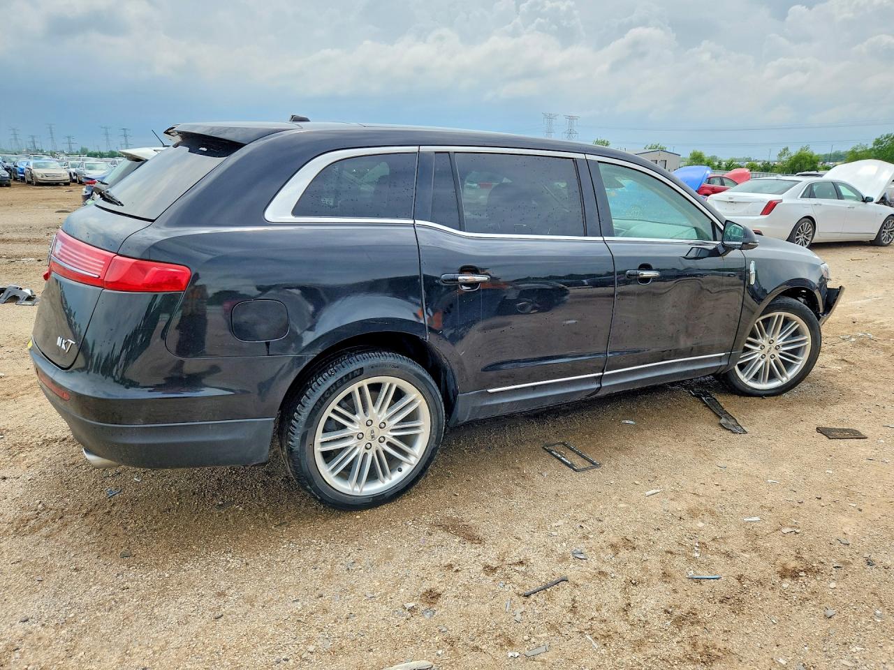 2LMHJ5AT0KBL03805 · 2019 LINCOLN MKT · 3/13