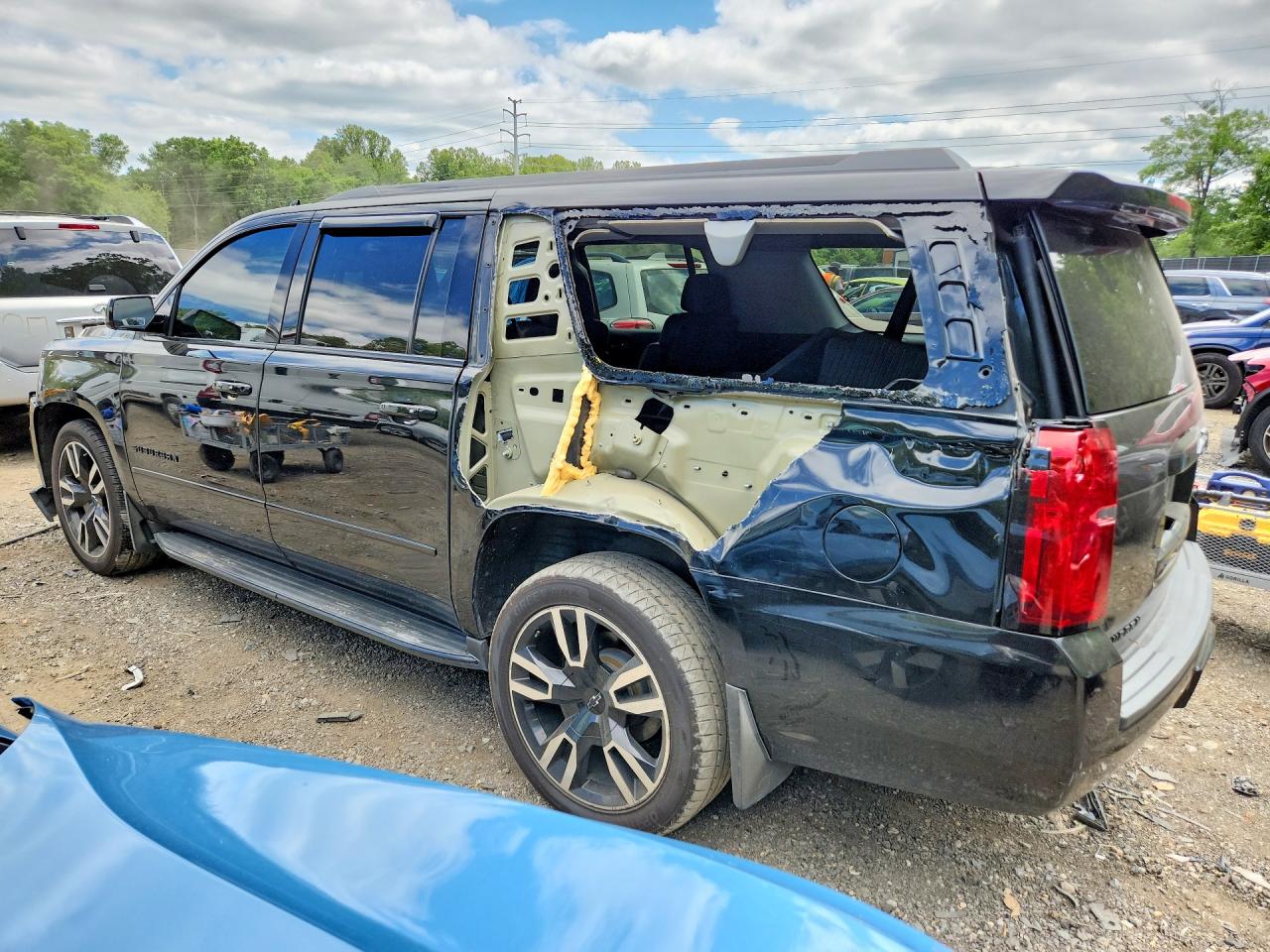 1GNSKJKJ1KR102704 · 2019 CHEVROLET SUBURBAN · 2/13