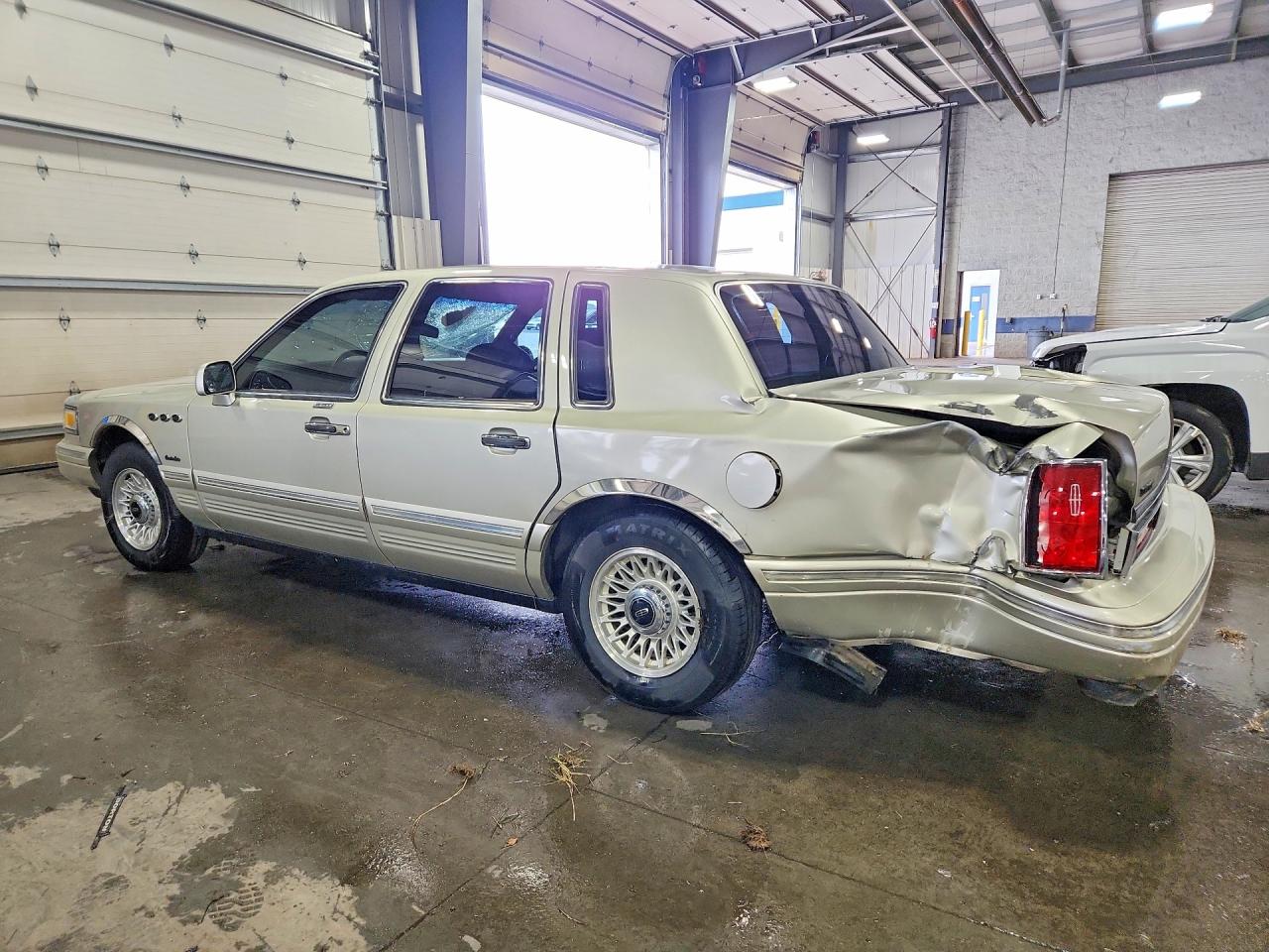 1LNLM81W0VY754975 · 1997 LINCOLN TOWN CAR · 2/12