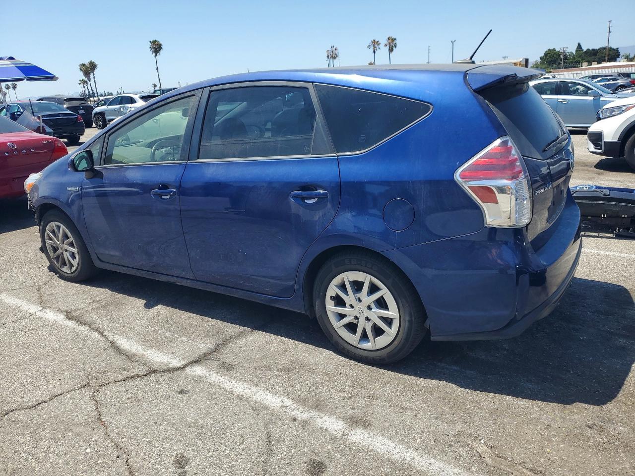 JTDZN3EU2HJ070997 · 2017 TOYOTA PRIUS V · 2/13