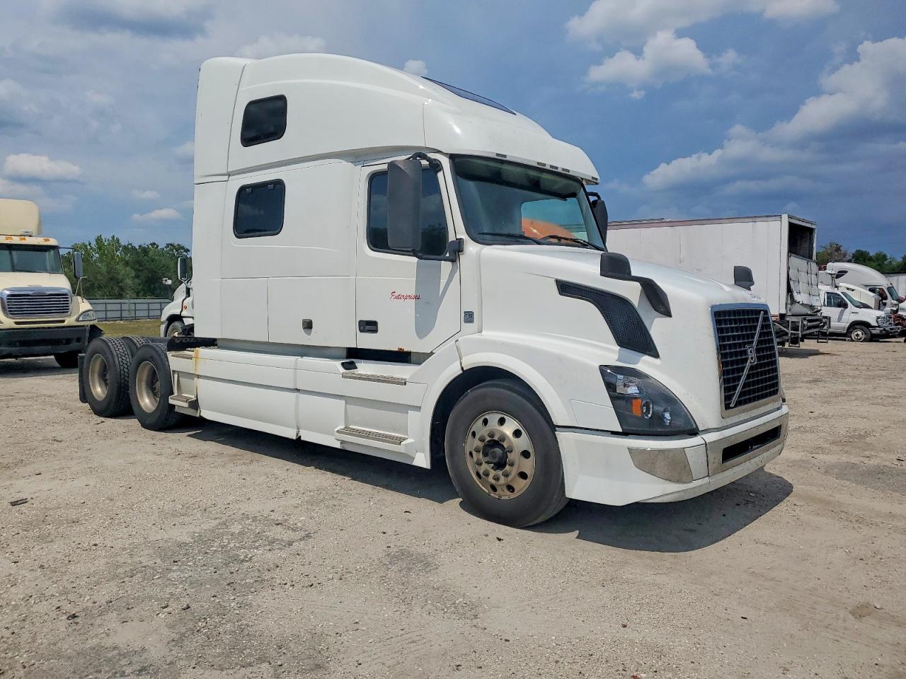 4V4NC9EH0HN954895 · 2017 VOLVO VN