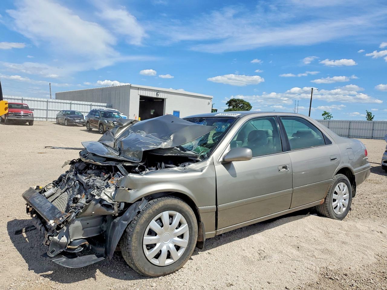 4T1BF22K71U116142 · 2001 TOYOTA CAMRY