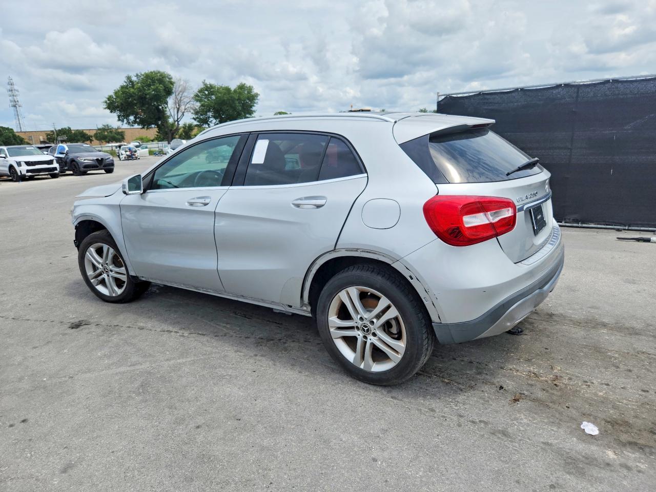 WDCTG4EB2JJ474323 · 2018 MERCEDES-BENZ GLA · 2/14