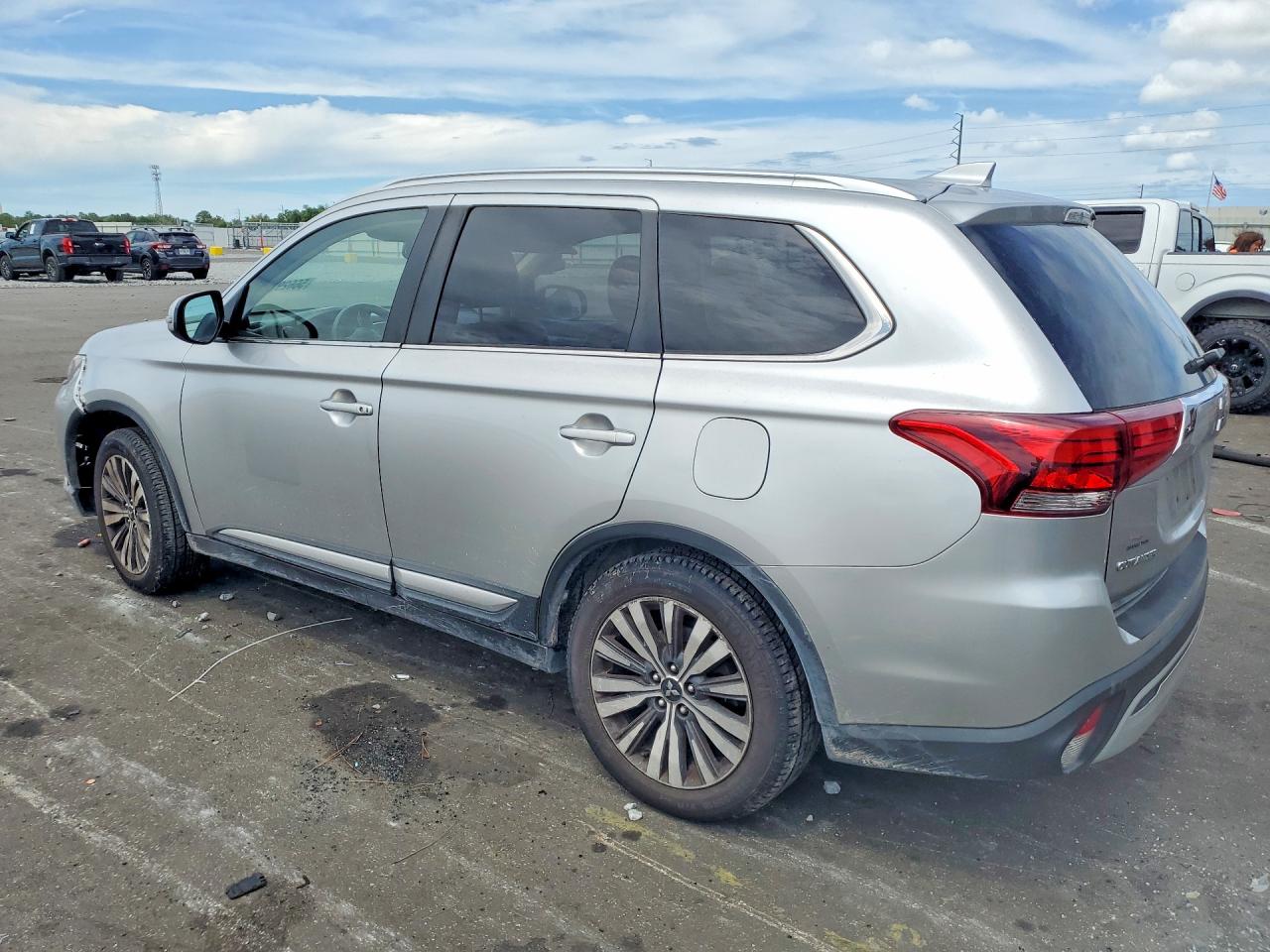 JA4AZ3A39LZ027020 · 2020 MITSUBISHI OUTLANDER · 2/13