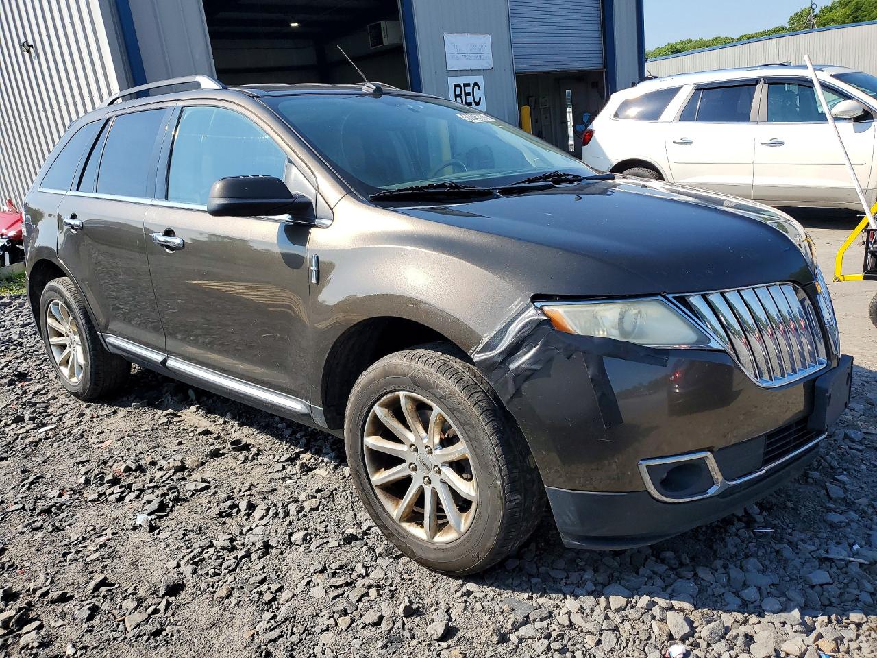 2LMDJ8JK5BBJ21539 · 2011 LINCOLN MKX · 4/13