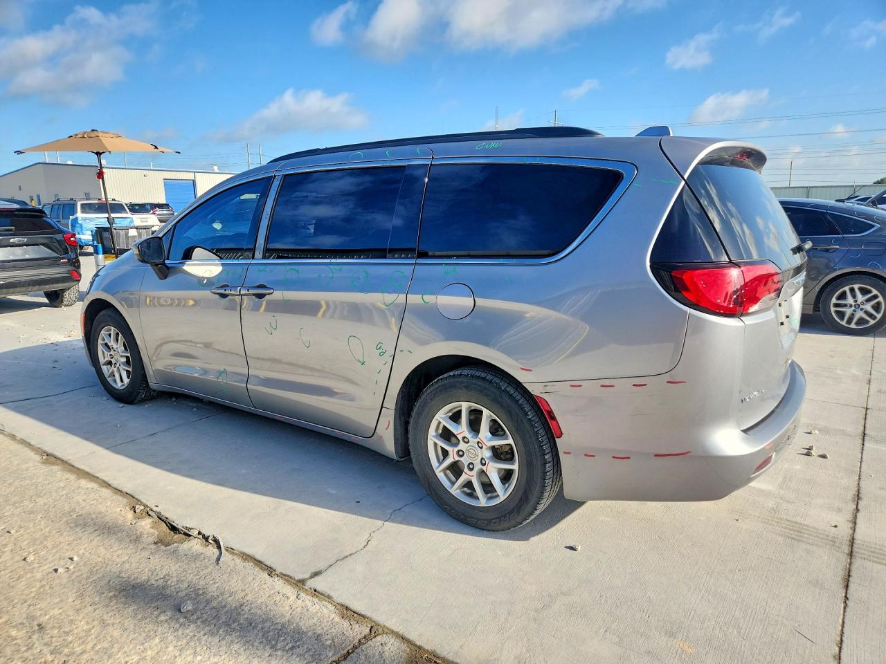 2C4RC1DG9LR265411 · 2020 CHRYSLER VOYAGER · 2/13
