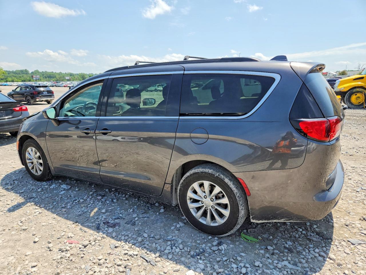 2C4RC1DG9HR529198 · 2017 CHRYSLER PACIFICA · 2/13