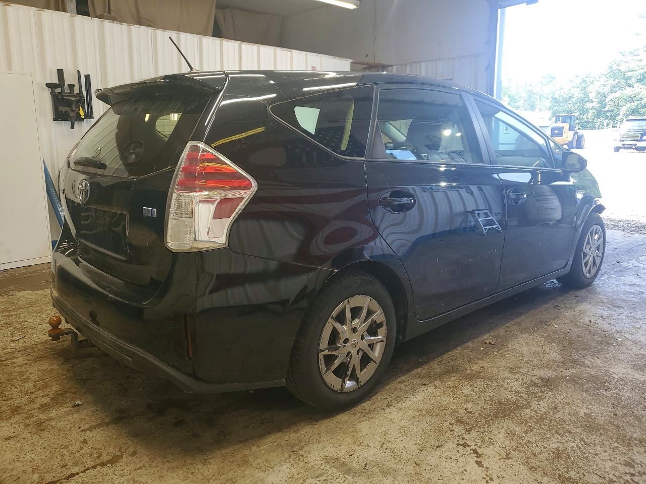 JTDZN3EU5GJ045607 · 2016 TOYOTA PRIUS V · 3/13