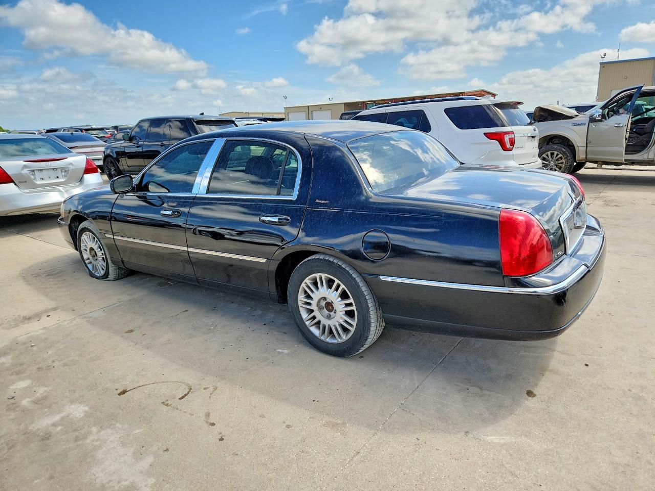 1LNHM83V36Y647334 · 2006 LINCOLN TOWN CAR · 2/12