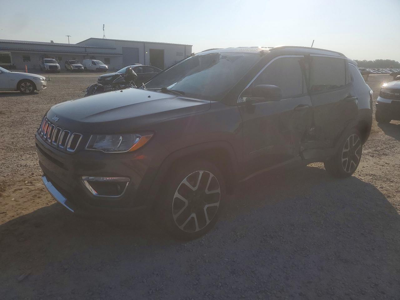 3C4NJDCB5JT104706 · 2018 JEEP COMPASS