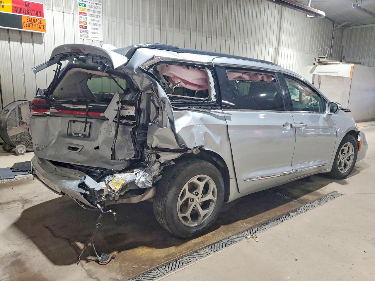 2C4RC1GG7NR230624 · 2022 CHRYSLER PACIFICA · 3/13