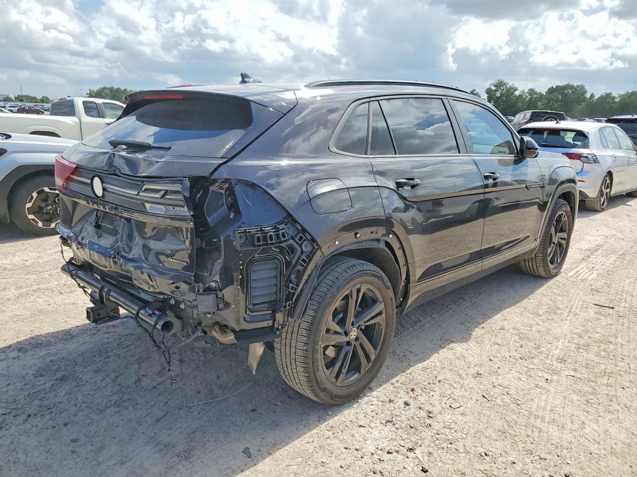 1V2AC2CA9TC214689 · 2026 VOLKSWAGEN ATLAS CROSS SPORT · 3/14