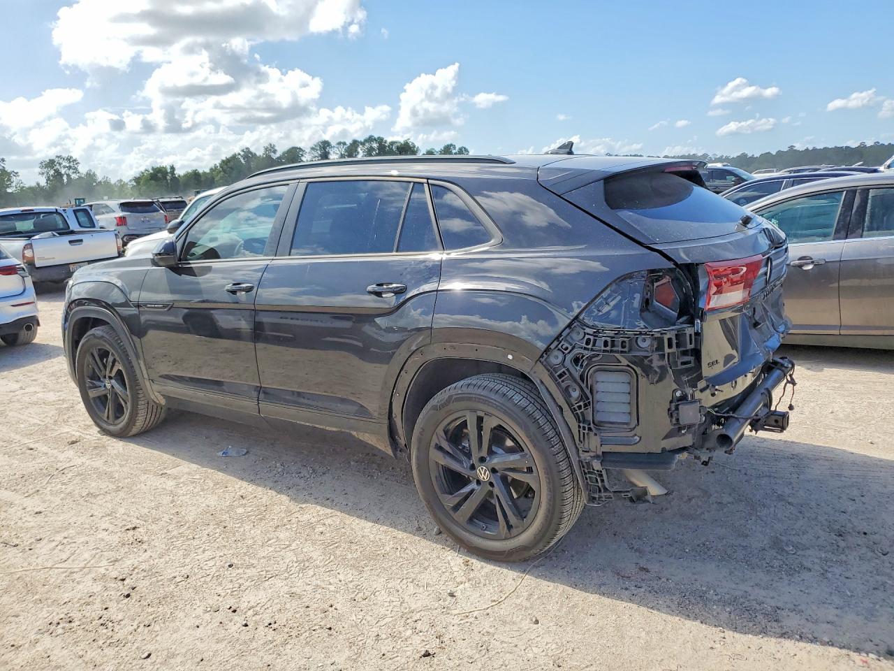 1V2AC2CA9TC214689 · 2026 VOLKSWAGEN ATLAS CROSS SPORT · 2/14