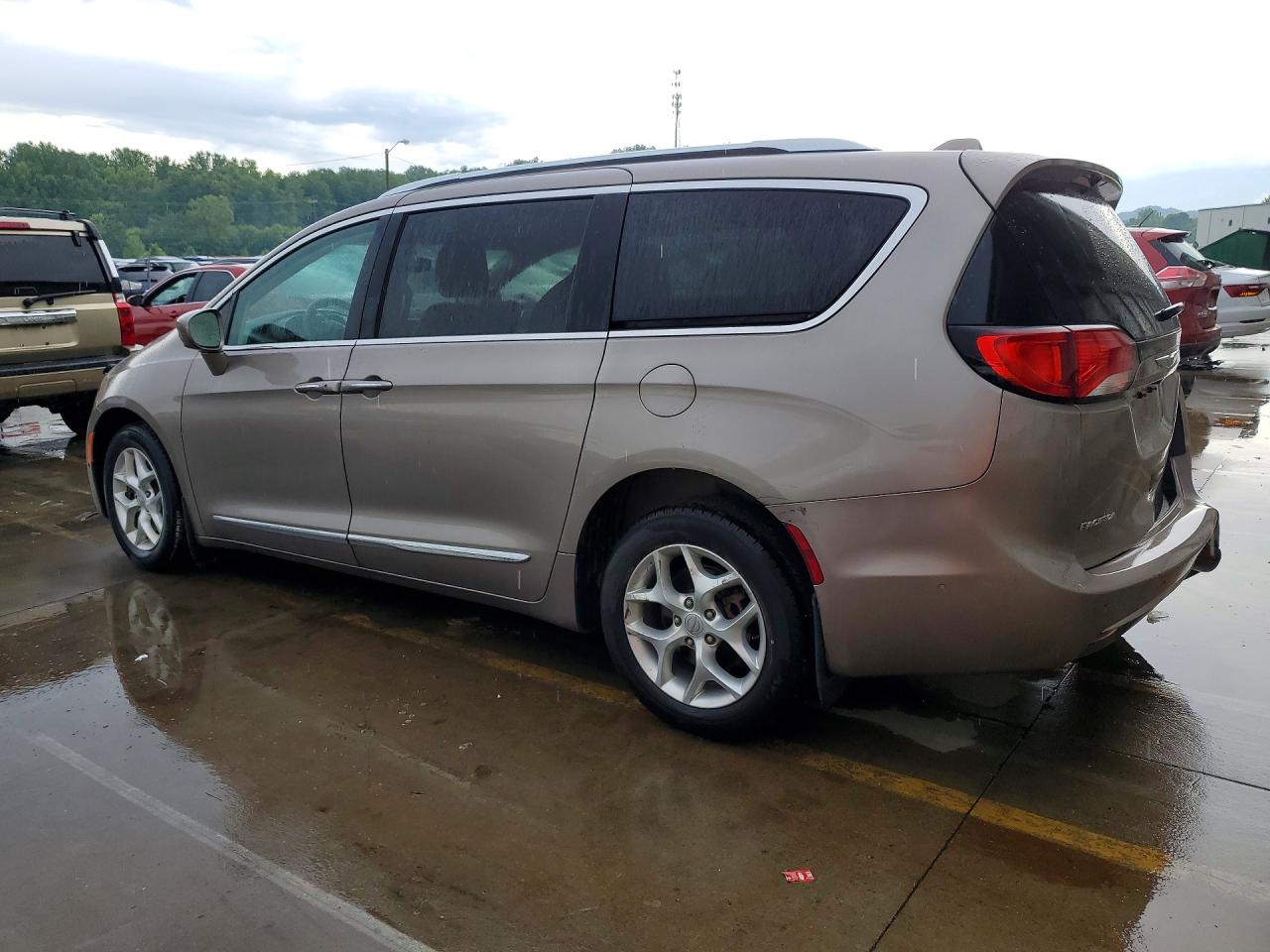 2C4RC1EG7HR768926 · 2017 CHRYSLER PACIFICA · 2/13