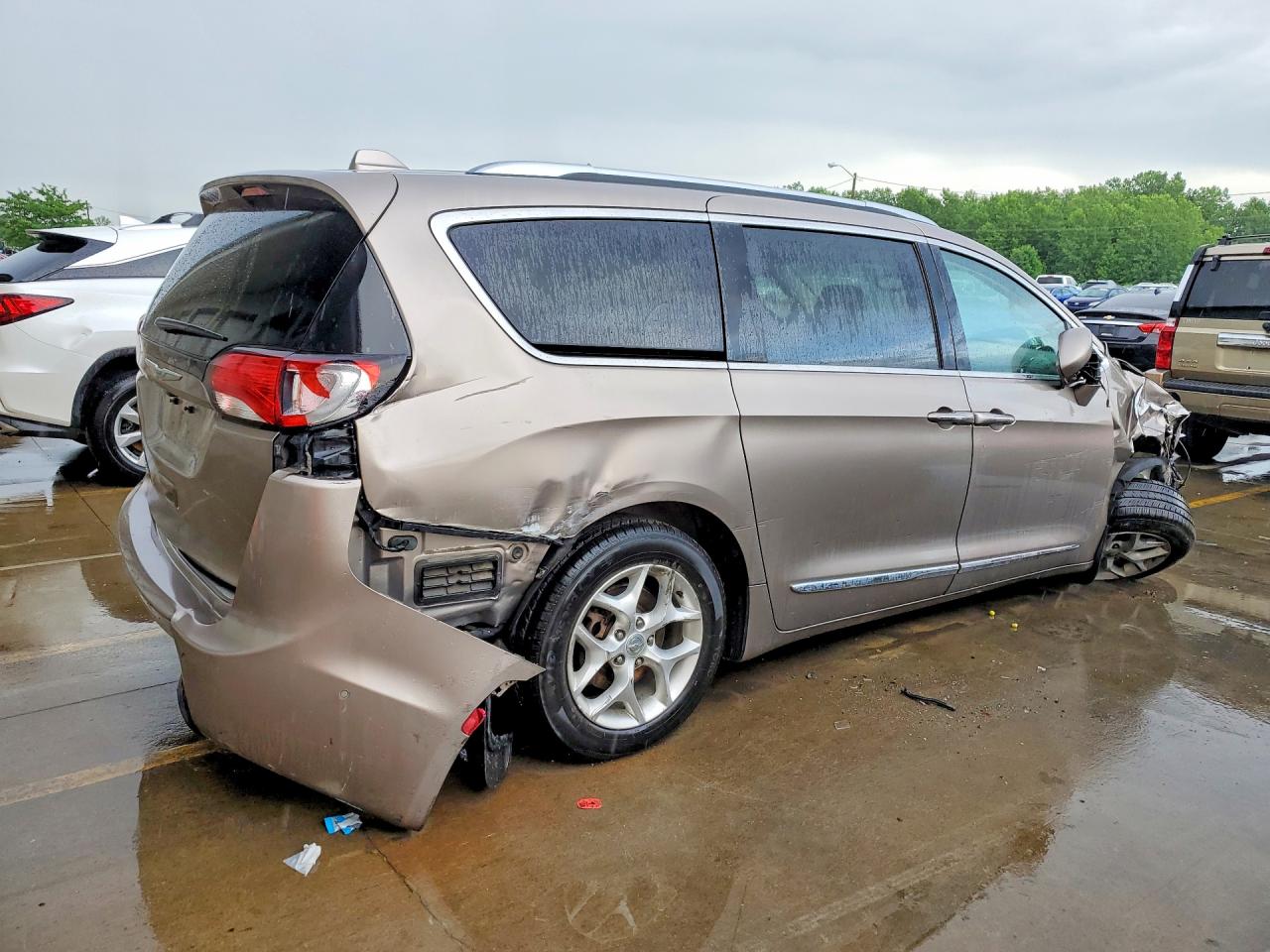 2C4RC1EG7HR768926 · 2017 CHRYSLER PACIFICA · 3/13