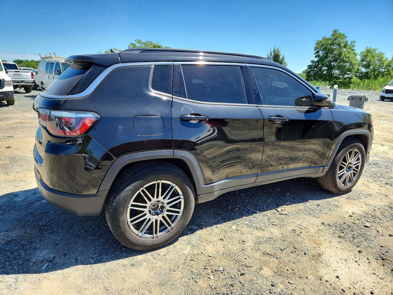 3C4NJDBB6JT104957 · 2018 JEEP COMPASS · 3/13
