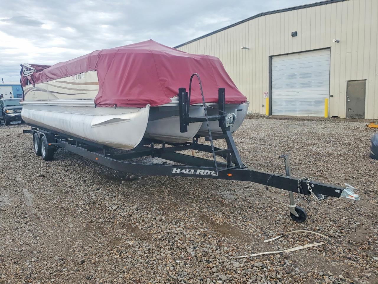 ETW10706L001 · 2001 BENNINGTON MARINE BOAT W/TRL