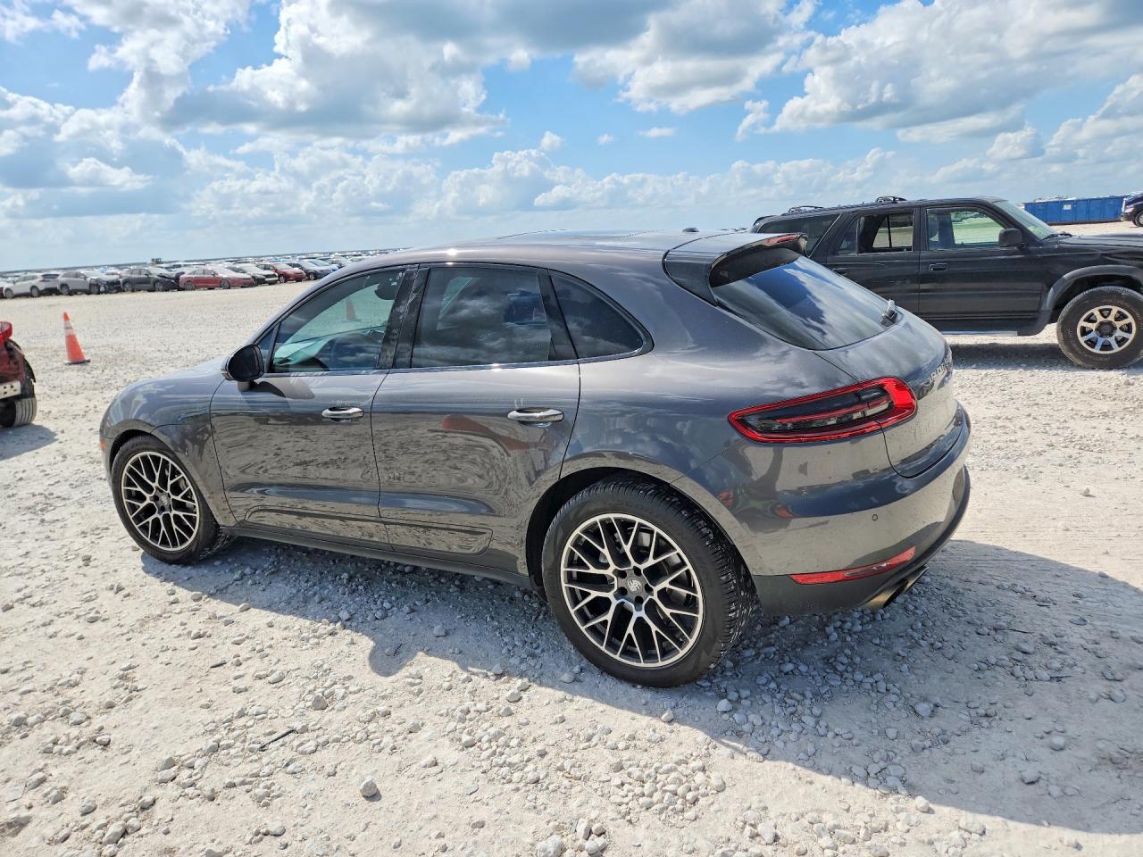 WP1AB2A51JLB31506 · 2018 PORSCHE MACAN · 2/12
