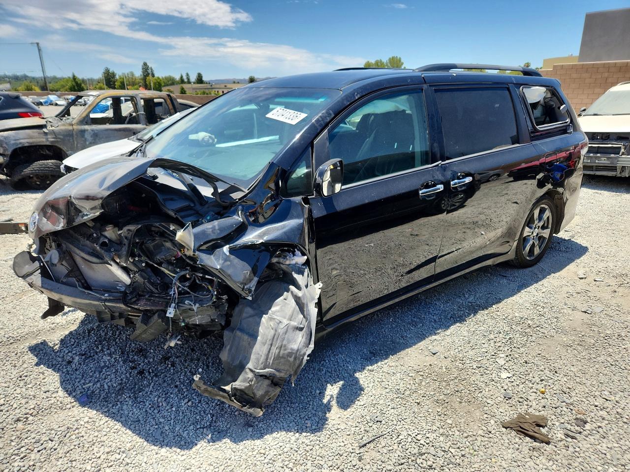 5TDXZ3DC8HS777853 · 2017 TOYOTA SIENNA