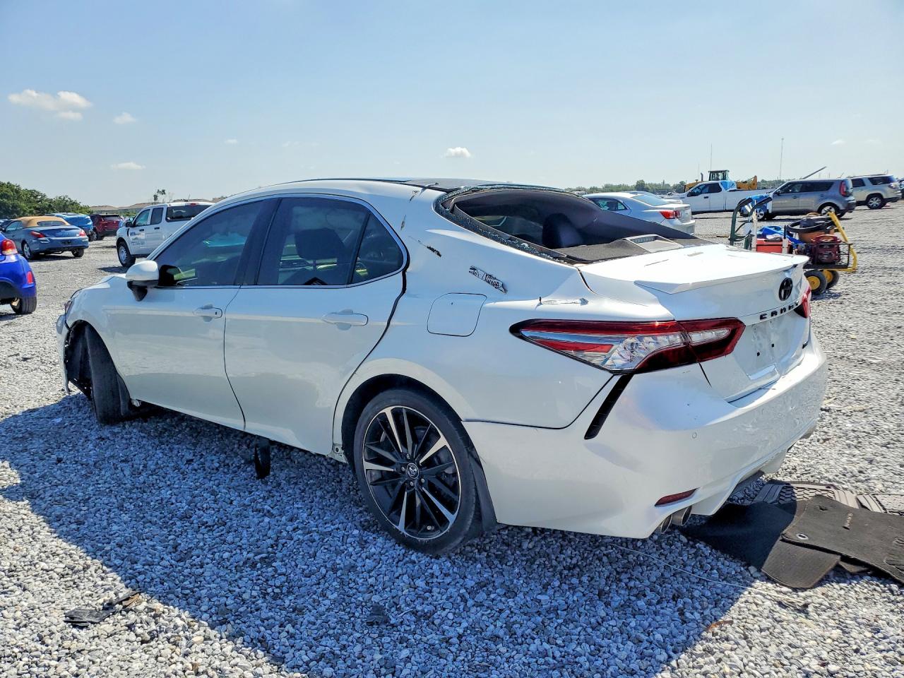 4T1B61HK7JU092779 · 2018 TOYOTA CAMRY · 2/12