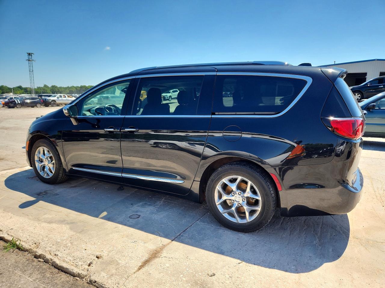 2C4RC1GG5KR628345 · 2019 CHRYSLER PACIFICA · 2/13