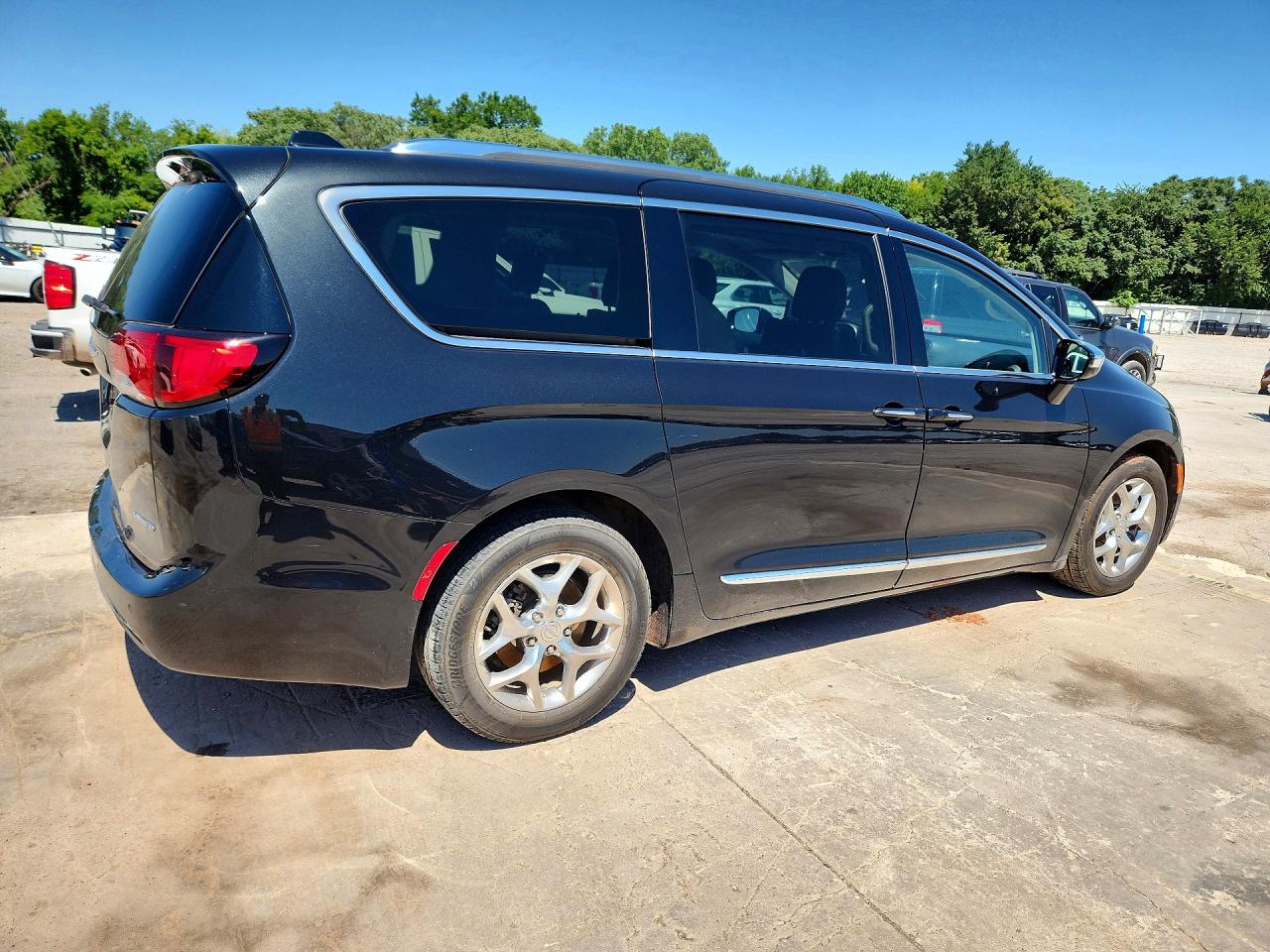 2C4RC1GG5KR628345 · 2019 CHRYSLER PACIFICA · 3/13