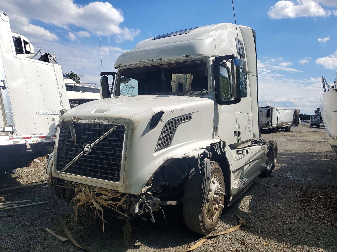 4V4NC9EH3JN893516 · 2018 VOLVO VN · 2/10
