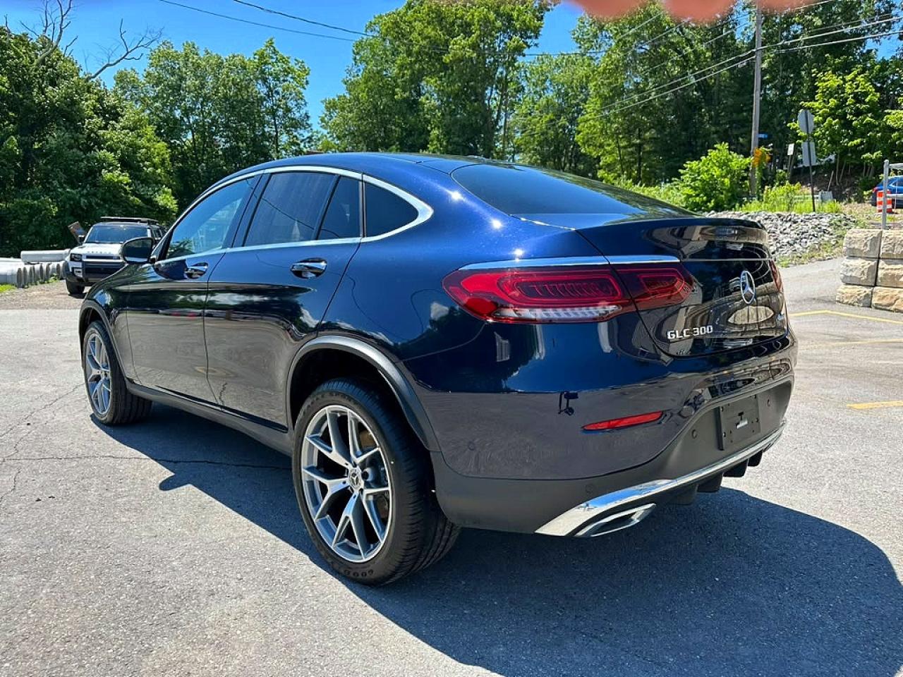 W1N0J8EB6NG025191 · 2022 MERCEDES-BENZ GLC COUPE · 2/10