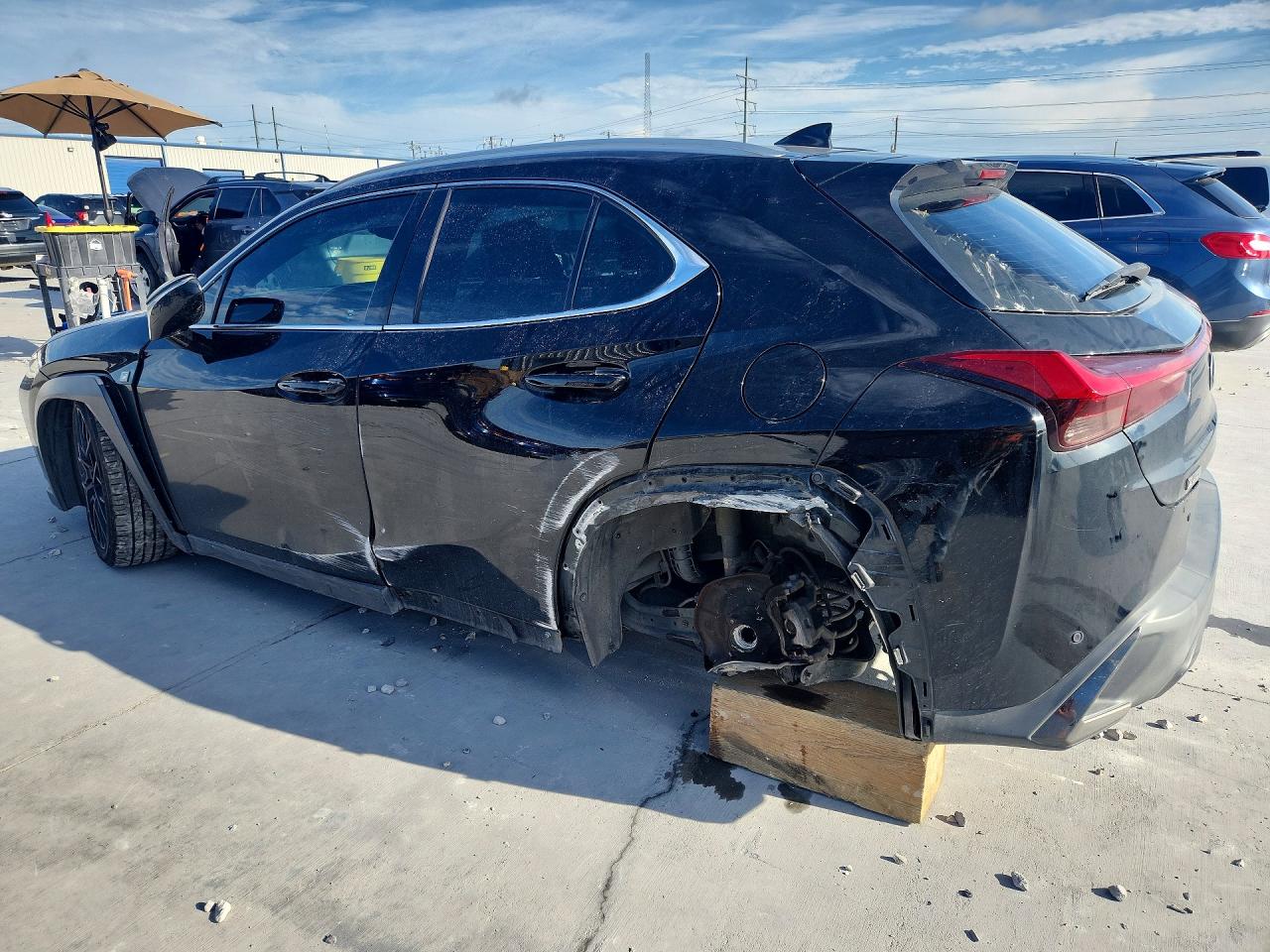 JTHY3JBH0K2002355 · 2019 LEXUS UX · 2/13