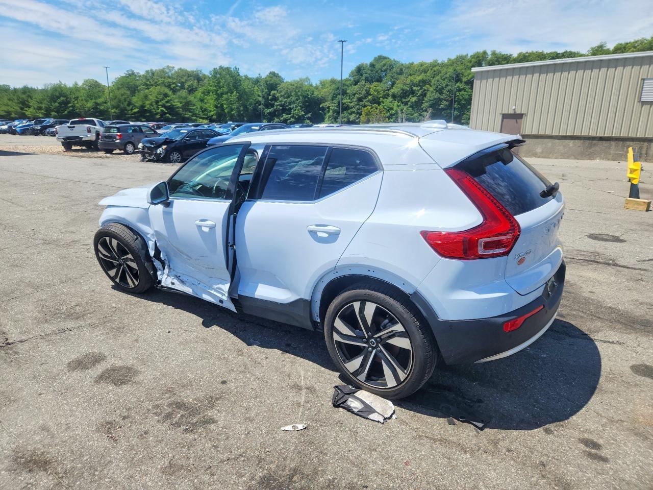 YV4L12UF4R2343896 · 2024 VOLVO XC40 · 2/13