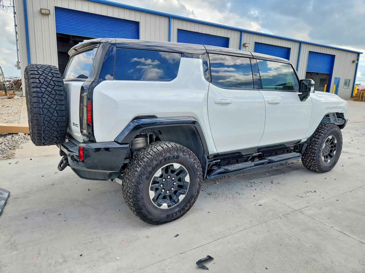 1GKB0NDE3RU109638 · 2024 GMC HUMMER SUV · 3/14