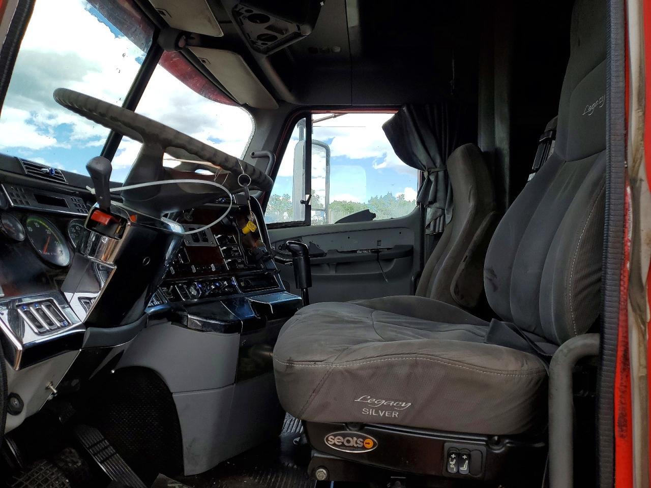 1FUJA3BD81LH00377 · 2001 FREIGHTLINER CONVENTIONAL · 5/10