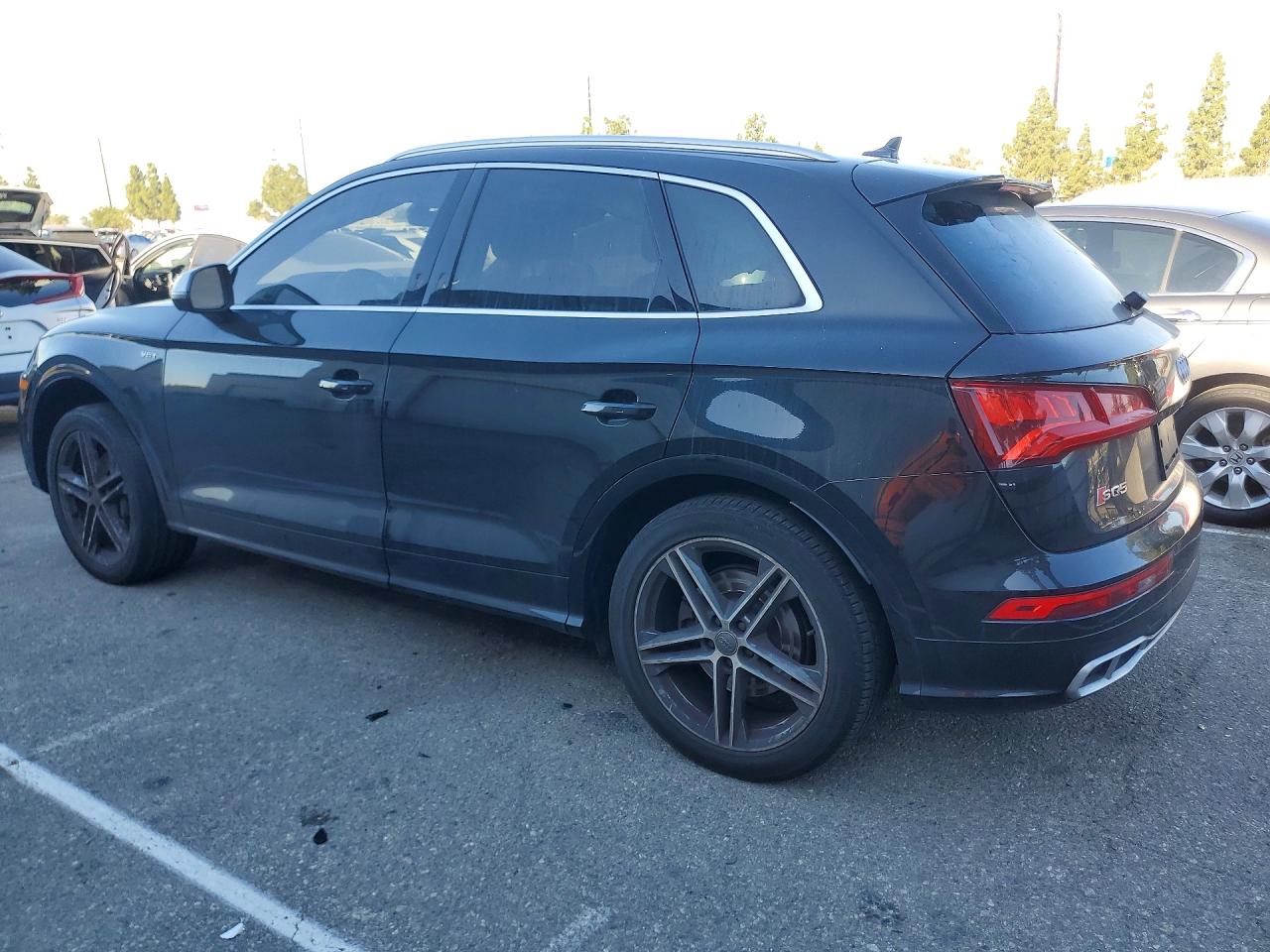 WA1A4AFY0J2001211 · 2018 AUDI SQ5 · 2/12
