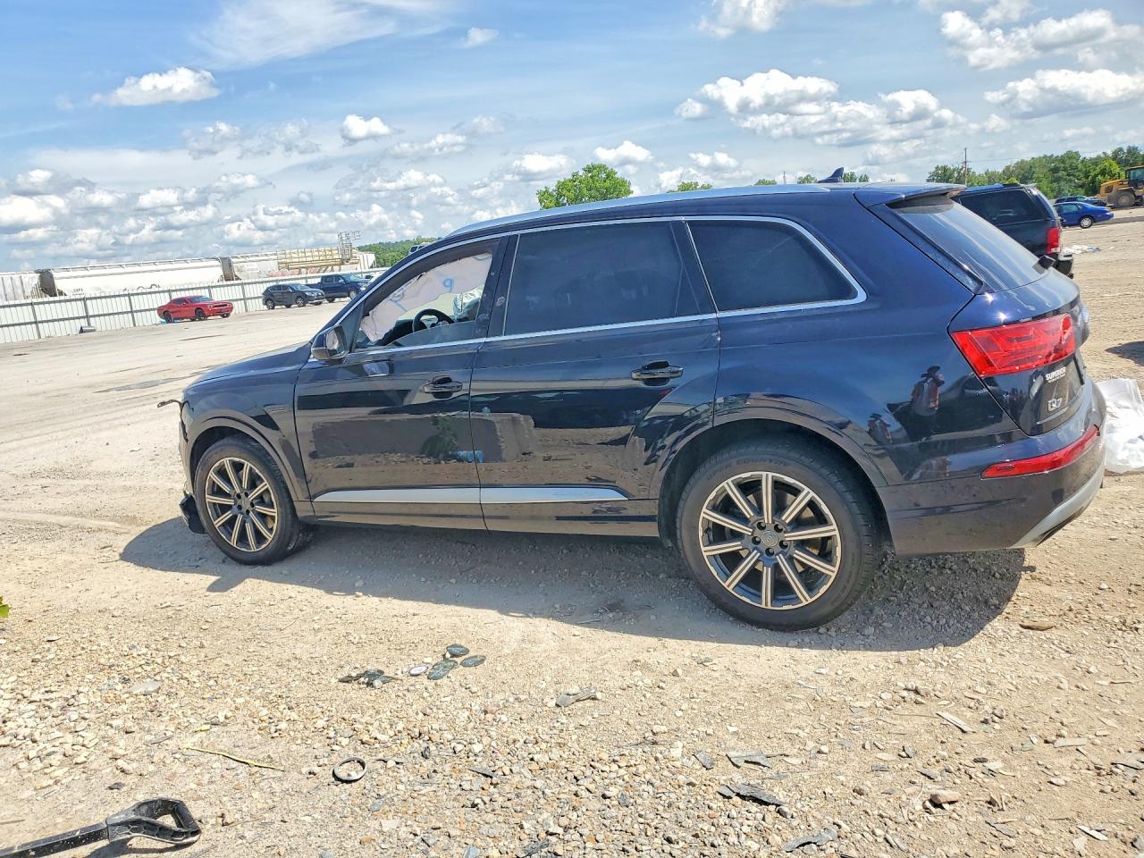 WA1LAAF7XJD005621 · 2018 AUDI Q7 · 2/13